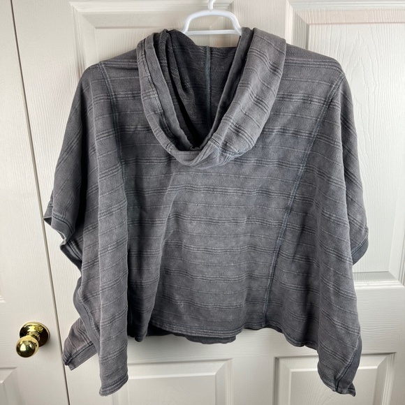 Carbon 2 Cobalt Short Sleeve Hooded Poncho Gray L/XL - Picture 3 of 3